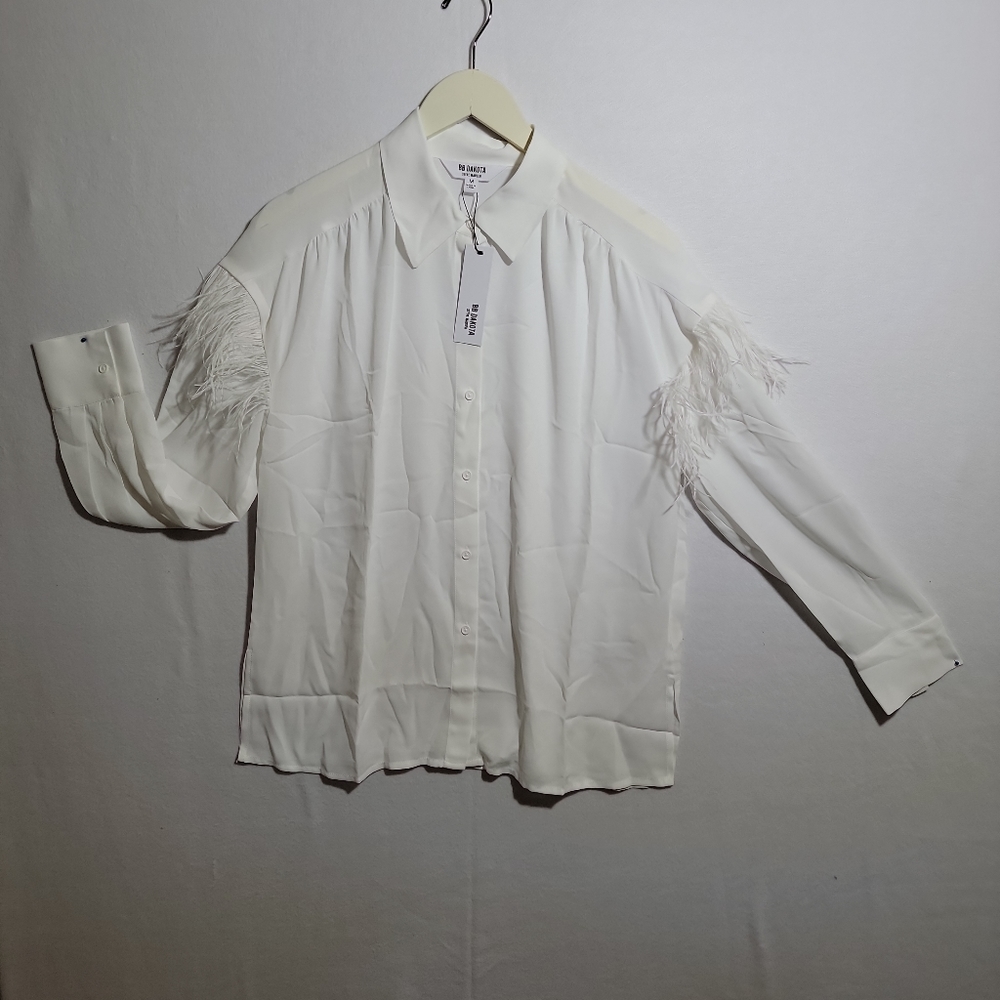 BB Dakota by Steve Madden Women's Ivory Top Shirt NWT Feather Shoulders SZ M